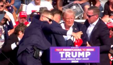 crédito- REUTERS/ TV Pensilvânia. 13/07/2024 O candidato presidencial republicano e ex-presidente dos EUA, Donald Trump, é auxiliado por pessoal de segurança após o tiroteio durante um comício de campanha no Butler Farm Show em Butler, Pensilvânia, EUA. crédito- REUTERS/ TV